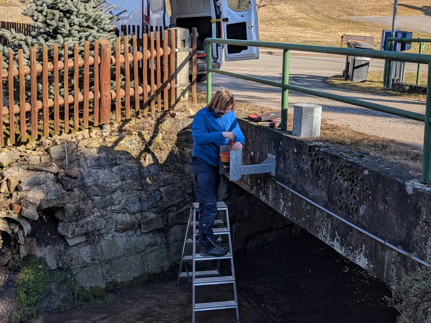 Instalace povodňového čidla pod mostem
